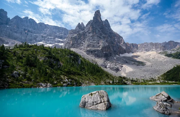 Mattina con cielo limpido sul Lago di Sorapis nelle Dolomiti italiane, lago azzurro latte Lago di Sorapis, Lago Sorapis, Dolomiti, Italia — Foto Stock