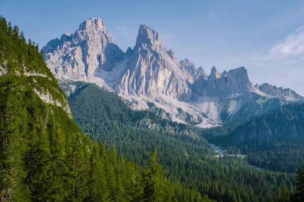 İtalyan Dolomitleri 'ndeki Lago di Sorapis' in açık gökyüzü, süt mavisi Lago di Sorapis Gölü, Sorapis Gölü, Dolomitler, İtalya