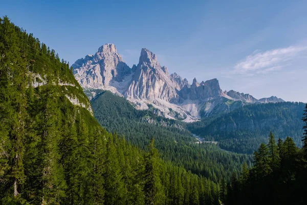 İtalyan Dolomitleri 'ndeki Lago di Sorapis' in açık gökyüzü, süt mavisi Lago di Sorapis Gölü, Sorapis Gölü, Dolomitler, İtalya