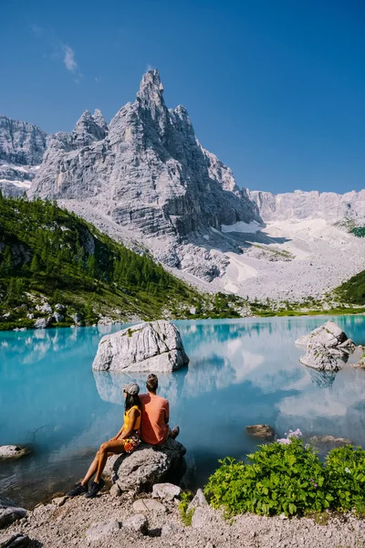 İtalyan Dolomitleri 'ndeki Lago di Sorapis' in açık gökyüzü, süt mavisi Lago di Sorapis Gölü, Sorapis Gölü, Dolomitler, İtalya — Stok fotoğraf