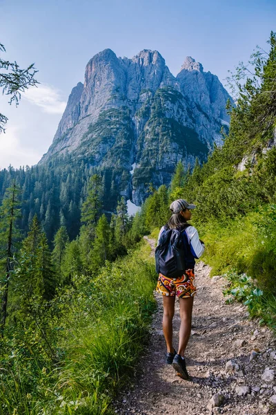 Женщина, путешествующая по Итальянским Доломитовым Альпам, девушка, идущая на Лаго Ди Сорапис в Итальянских Доломитовых Альпах — стоковое фото