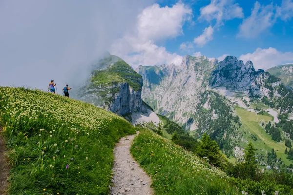 Массивное горное образование в швейцарских Альпах, уникальные горы, Швейцарские Альпы в Саксер-Люке — стоковое фото