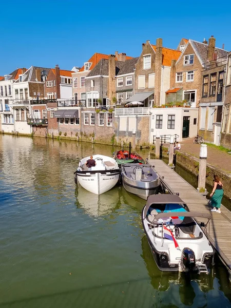 Grachten van Dordrecht in Nederland in de zomer — Stockfoto
