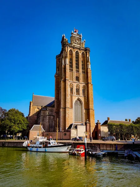 Grachten van Dordrecht in Nederland in de zomer — Stockfoto