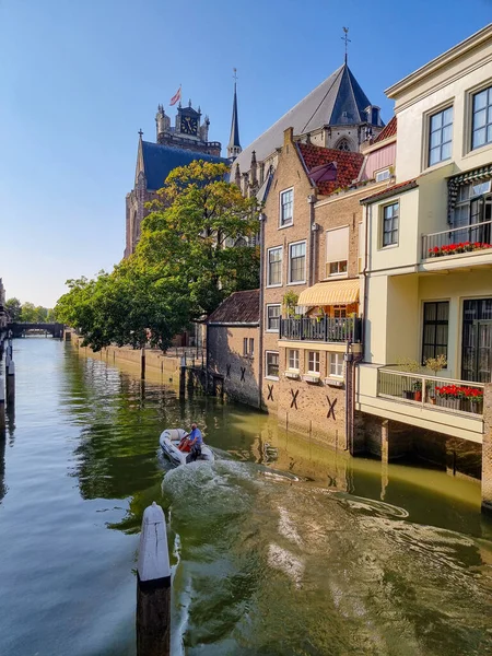 夏の間のオランダのドルドレヒトの運河 — ストック写真