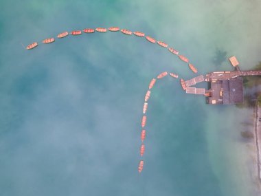 Braies Gölü 'nün güzel manzarası Lago di Braies romantik yeri ahşap köprü ve Alp Dağları, Dolomitler, İtalya, Avrupa' da tekneler