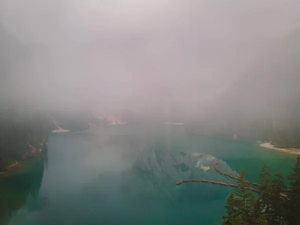 Beau paysage du lac de Braies Lago di Braies endroit romantique avec pont en bois et bateaux sur le lac alpin, Alpes, Dolomites, Italie, Europe — Photo