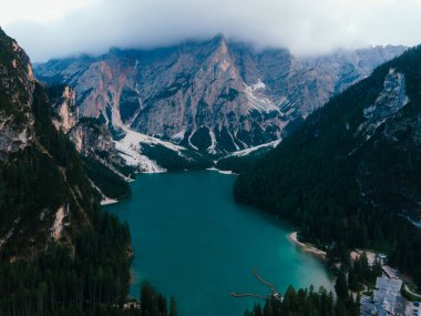 Braies Gölü 'nün güzel manzarası Lago di Braies romantik yeri ahşap köprü ve Alp Dağları, Dolomitler, İtalya, Avrupa' da tekneler