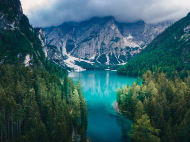 Braies Gölü 'nün güzel manzarası Lago di Braies romantik yeri ahşap köprü ve Alp Dağları, Dolomitler, İtalya, Avrupa' da tekneler