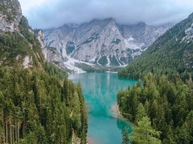 Braies Gölü 'nün güzel manzarası Lago di Braies romantik yeri ahşap köprü ve Alp Dağları, Dolomitler, İtalya, Avrupa' da tekneler