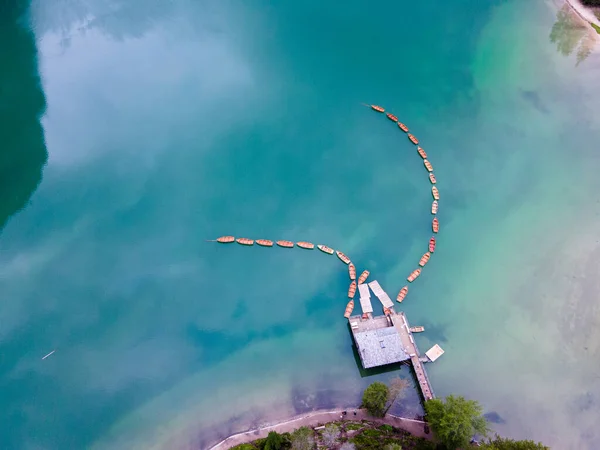 Hermoso paisaje de Braies Lago di Braies lugar romántico con puente de madera y barcos en el lago alpino, montañas de los Alpes, Dolomitas, Italia, Europa — Foto de Stock