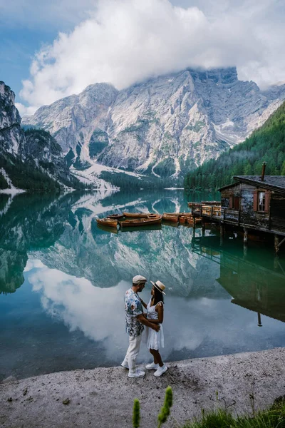 Beau paysage du lac de Braies Lago di Braies endroit romantique avec pont en bois et bateaux sur le lac alpin, Alpes, Dolomites, Italie, Europe — Photo