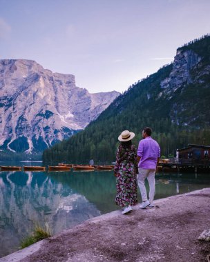 Braies Gölü 'nün güzel manzarası Lago di Braies romantik yeri ahşap köprü ve Alp Dağları, Dolomitler, İtalya, Avrupa' da tekneler