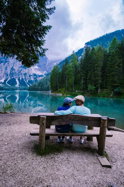 Vackert landskap i Braies Lake Lago di Braies romantisk plats med träbro och båtar på den alpina sjön, Alperna, Dolomiter, Italien, Europa — Stockfoto