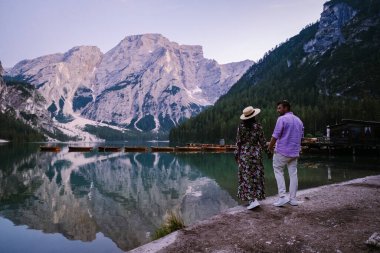 Braies Gölü 'nün güzel manzarası Lago di Braies romantik yeri ahşap köprü ve Alp Dağları, Dolomitler, İtalya, Avrupa' da tekneler