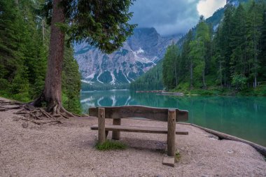 Braies Gölü 'nün güzel manzarası Lago di Braies romantik yeri ahşap köprü ve Alp Dağları, Dolomitler, İtalya, Avrupa' da tekneler