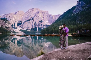 Braies Gölü 'nün güzel manzarası Lago di Braies romantik yeri ahşap köprü ve Alp Dağları, Dolomitler, İtalya, Avrupa' da tekneler