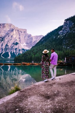 Braies Gölü 'nün güzel manzarası Lago di Braies romantik yeri ahşap köprü ve Alp Dağları, Dolomitler, İtalya, Avrupa' da tekneler