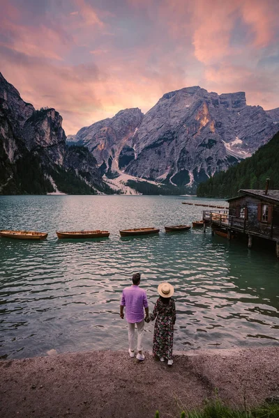 Braies Gölü 'nün güzel manzarası Lago di Braies romantik yeri ahşap köprü ve Alp Dağları, Dolomitler, İtalya, Avrupa' da tekneler — Stok fotoğraf