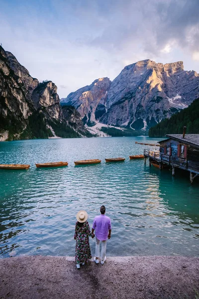 Braies Gölü 'nün güzel manzarası Lago di Braies romantik yeri ahşap köprü ve Alp Dağları, Dolomitler, İtalya, Avrupa' da tekneler — Stok fotoğraf
