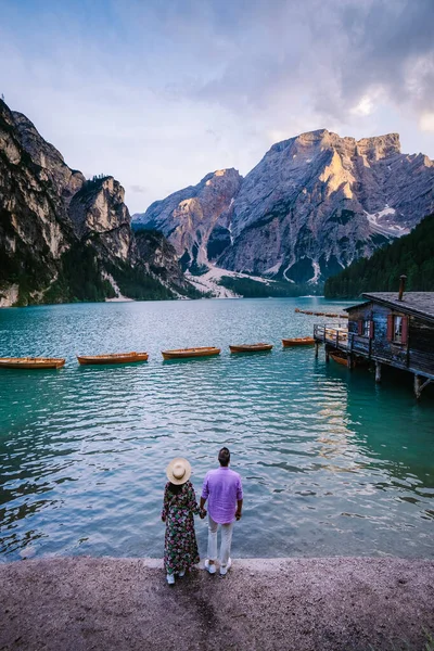 Beautiful landscape of Braies Lake Lago di Braies romantic place with wooden bridge and boats on the alpine lake, Alps Mountains, Dolomites, Italy, Europe — Stock Photo, Image