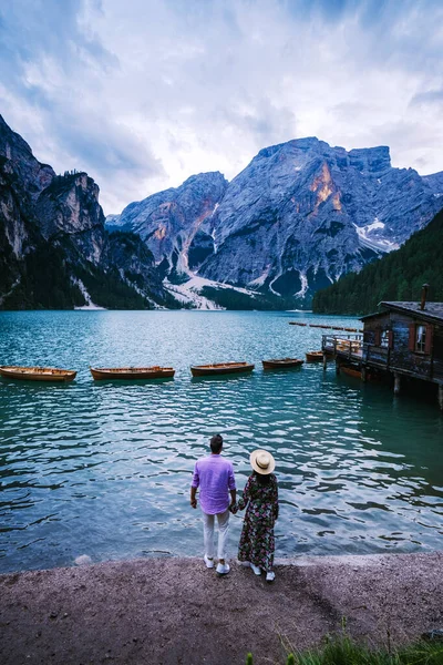 Bela paisagem de Braies Lago di Braies lugar romântico com ponte de madeira e barcos no lago alpino, Alpes Montanhas, Dolomitas, Itália, Europa — Fotografia de Stock