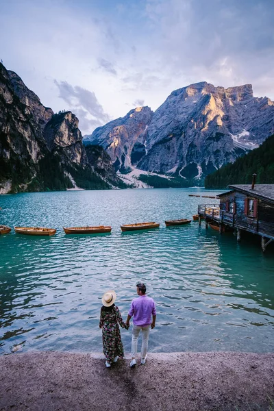 Braies Gölü 'nün güzel manzarası Lago di Braies romantik yeri ahşap köprü ve Alp Dağları, Dolomitler, İtalya, Avrupa' da tekneler — Stok fotoğraf