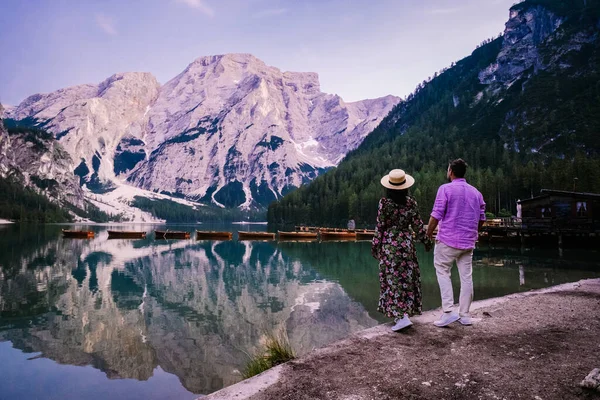 Bela paisagem de Braies Lago di Braies lugar romântico com ponte de madeira e barcos no lago alpino, Alpes Montanhas, Dolomitas, Itália, Europa — Fotografia de Stock