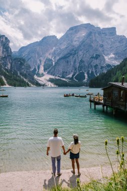 Braies Gölü 'nün güzel manzarası Lago di Braies romantik yeri ahşap köprü ve Alp Dağları, Dolomitler, İtalya, Avrupa' da tekneler