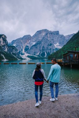 Braies Gölü 'nün güzel manzarası Lago di Braies romantik yeri ahşap köprü ve Alp Dağları, Dolomitler, İtalya, Avrupa' da tekneler