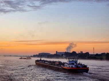 Binnenvaart, Rhein Lobith Hollanda nehrinde tercüme, Eylül 2021 'de gün batımı saatlerinde, Almanya' yı Hollanda 'ya taşıyan gemi.