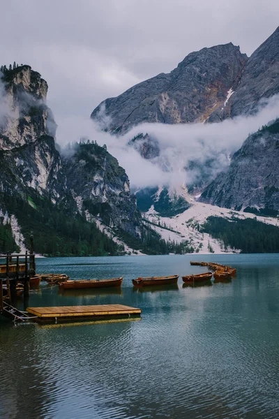Gyönyörű táj Braies Lake Lago di Braies romantikus hely fa híd és hajók az alpesi tó, Alpok-hegység, Dolomitok, Olaszország, Európa — Stock Fotó