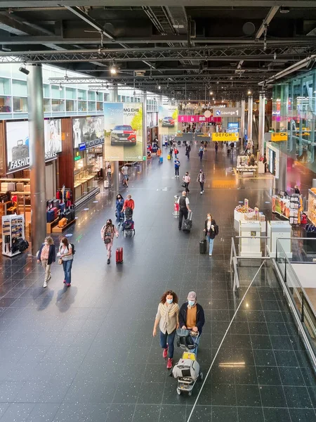 Flughafen Amsterdam Schiphol Niederlande September 2021, Passagiere im Terminal mit Mundschutz während des Covid19 pandemischen Coronavirus — Stockfoto