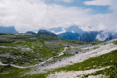 Gün batımında Tre Cime di Lavaredo tepeleri veya Drei Zinnen, Dobbiaco -Toblach, Trentino Alto Adige veya Güney Tyrol, İtalya