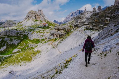 Gün batımında Tre Cime di Lavaredo tepeleri veya Drei Zinnen, Dobbiaco -Toblach, Trentino Alto Adige veya Güney Tyrol, İtalya