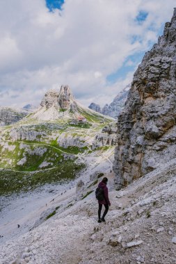 Gün batımında Tre Cime di Lavaredo tepeleri veya Drei Zinnen, Dobbiaco -Toblach, Trentino Alto Adige veya Güney Tyrol, İtalya