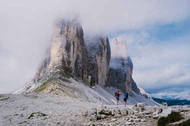 Gün batımında Tre Cime di Lavaredo tepeleri veya Drei Zinnen, Dobbiaco -Toblach, Trentino Alto Adige veya Güney Tyrol, İtalya