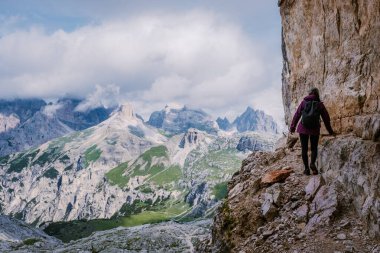 Gün batımında Tre Cime di Lavaredo tepeleri veya Drei Zinnen, Dobbiaco -Toblach, Trentino Alto Adige veya Güney Tyrol, İtalya