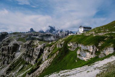 Gün batımında Tre Cime di Lavaredo tepeleri veya Drei Zinnen, Dobbiaco -Toblach, Trentino Alto Adige veya Güney Tyrol, İtalya