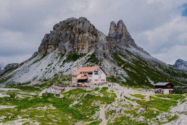 Gün batımında Tre Cime di Lavaredo tepeleri veya Drei Zinnen, Dobbiaco -Toblach, Trentino Alto Adige veya Güney Tyrol, İtalya