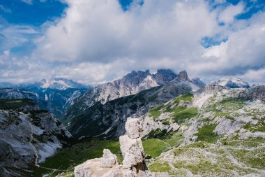Gün batımında Tre Cime di Lavaredo tepeleri veya Drei Zinnen, Dobbiaco -Toblach, Trentino Alto Adige veya Güney Tyrol, İtalya