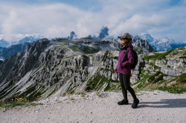 Gün batımında Tre Cime di Lavaredo tepeleri veya Drei Zinnen, Dobbiaco -Toblach, Trentino Alto Adige veya Güney Tyrol, İtalya