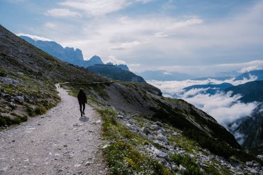 Gün batımında Tre Cime di Lavaredo tepeleri veya Drei Zinnen, Dobbiaco -Toblach, Trentino Alto Adige veya Güney Tyrol, İtalya