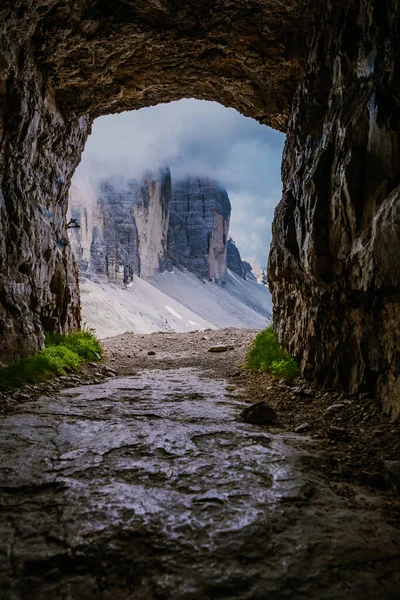 Tre Cime di Lavaredo peaks or Drei Zinnen at sunset, Dobbiaco -Toblach, Trentino Alto Adige or South Tyrol, Italy — Stock Photo, Image