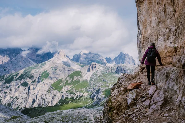 Gün batımında Tre Cime di Lavaredo tepeleri veya Drei Zinnen, Dobbiaco -Toblach, Trentino Alto Adige veya Güney Tyrol, İtalya — Stok fotoğraf