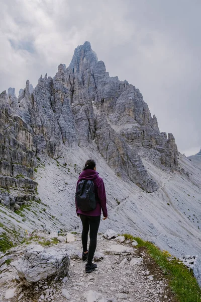 Gün batımında Tre Cime di Lavaredo tepeleri veya Drei Zinnen, Dobbiaco -Toblach, Trentino Alto Adige veya Güney Tyrol, İtalya