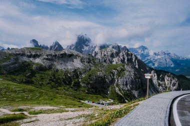 Gün batımında Tre Cime di Lavaredo tepeleri veya Drei Zinnen, Dobbiaco -Toblach, Trentino Alto Adige veya Güney Tyrol, İtalya