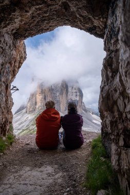 Gün batımında Tre Cime di Lavaredo tepeleri veya Drei Zinnen, Dobbiaco -Toblach, Trentino Alto Adige veya Güney Tyrol, İtalya