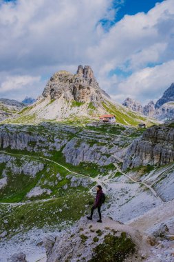 Gün batımında Tre Cime di Lavaredo tepeleri veya Drei Zinnen, Dobbiaco -Toblach, Trentino Alto Adige veya Güney Tyrol, İtalya