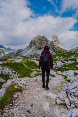 Gün batımında Tre Cime di Lavaredo tepeleri veya Drei Zinnen, Dobbiaco -Toblach, Trentino Alto Adige veya Güney Tyrol, İtalya